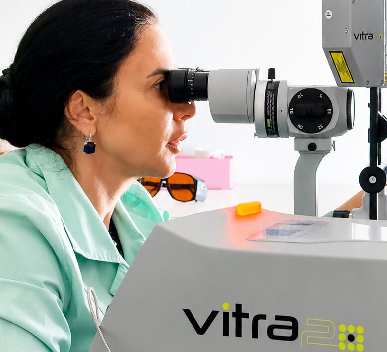 Офтальмолог центра «ТомОко» работает на зелёном лазере Vitra 2