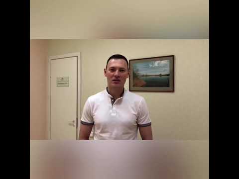Кадр из видео: пациент рассказывает о лечении в кабинете центра