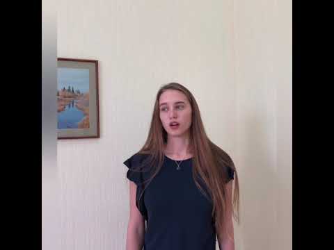 Кадр из видео: пациентка рассказывает о лечении в кабинете центра